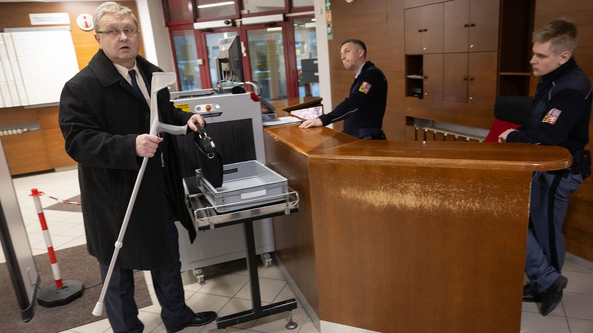 Muž, který praštil Babiše, dostal podmínku. U soudu nenechal na premiérovi nit suchou